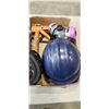 Image 3 : 2 TRAYS OF CONSTRUCTION SAFETY HELEMTS, MASKS AND LANYARDS