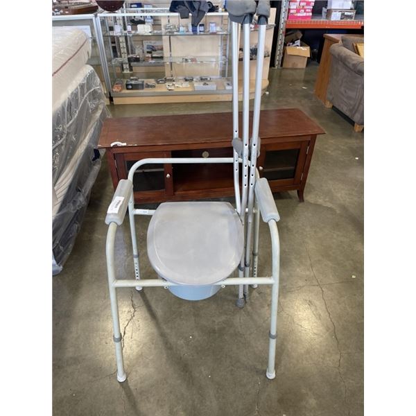 MEDICAL SEAT / TOILET AND PARI OF CRUTCHES
