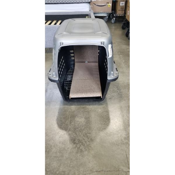 PLASTIC DOG KENNEL AND CAT SCRATCH BOARD