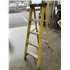 Image 1 : FIBERGLASS A-FRAME 5FT LADDER, ONE FOOT IS MISSING CAP