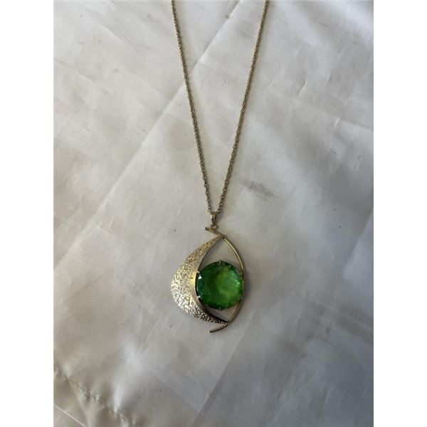 VINTAGE GOLD PLATED W/ LARGE GREEN FACETED CRYSTAL GLASS STONE PENDANT W/ CHAIN NECKLACE