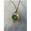 Image 3 : VINTAGE GOLD PLATED W/ LARGE GREEN FACETED CRYSTAL GLASS STONE PENDANT W/ CHAIN NECKLACE