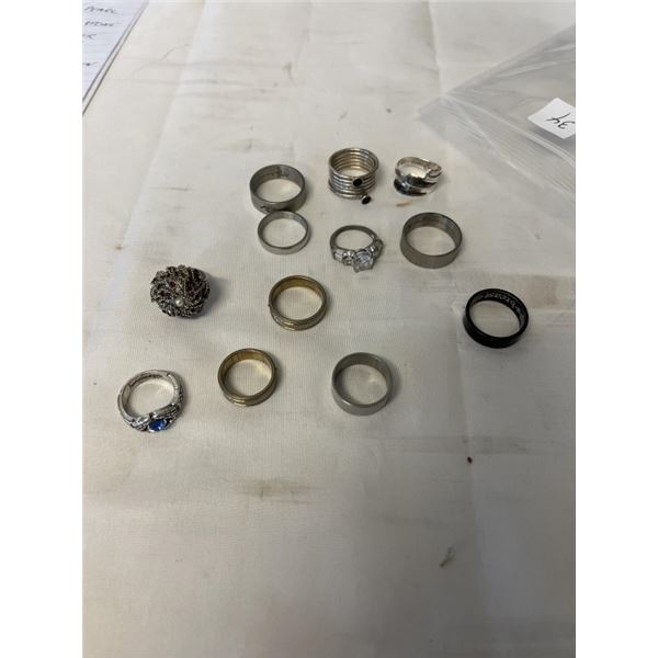 12 VARIOUS OLD RINGS AND RING BANDS