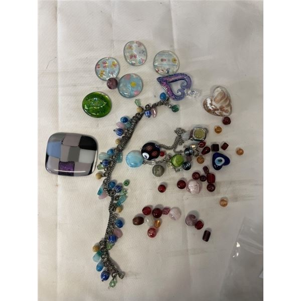 BAG OF VINTAGE GLASS BEADS, PENDANTS AND BROKEN JEWELRY
