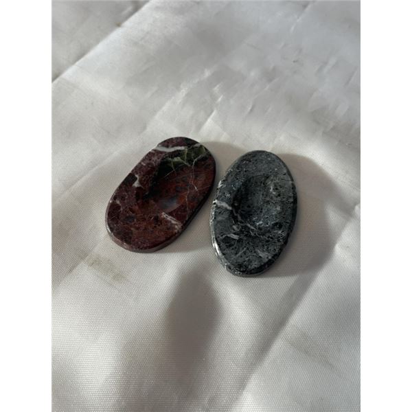 2 AGATE WORRY STONES, BLACK AND RED