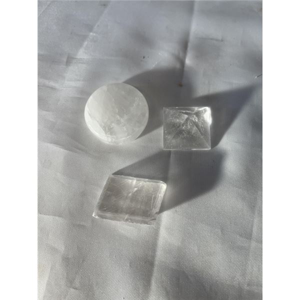 2 QUARTZ FREE FORMS AND WORRY STONE