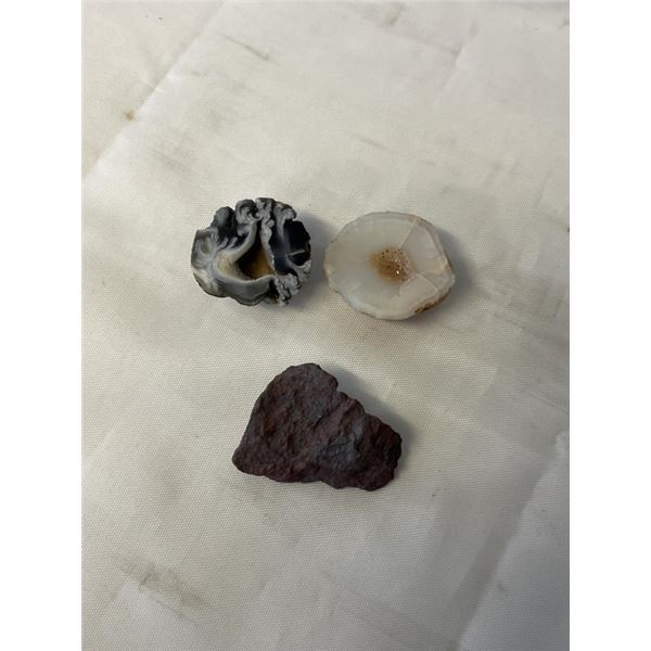 2 GEODES AND RAW SEMI PRECIOUS STONE