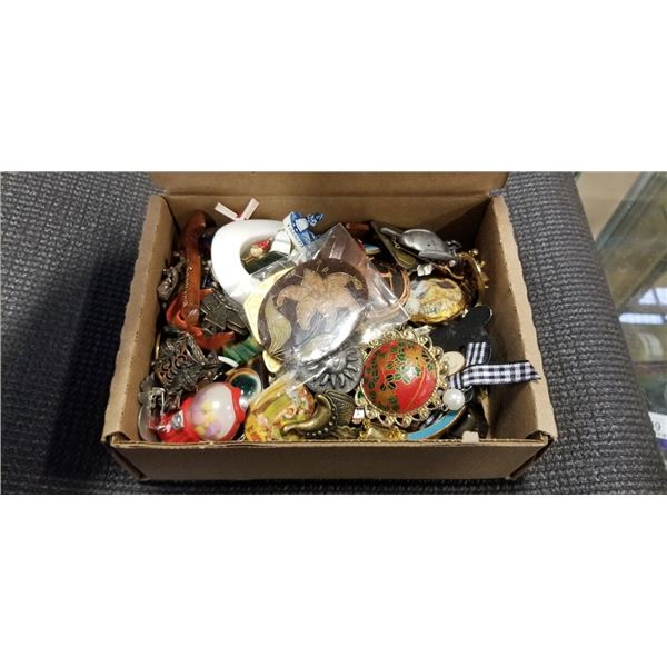 BOX OF 90'S BROOCHES