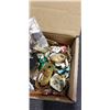 Image 2 : BOX OF 90'S BROOCHES