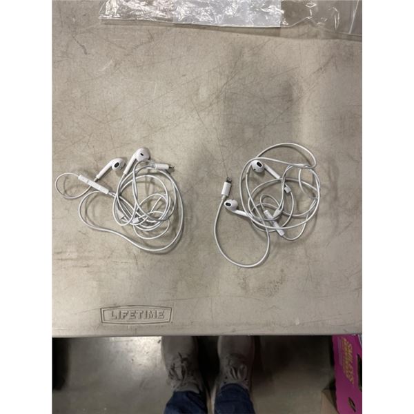 2 APPLE EARPODS WITH LIGHTNING CONNECTOR - TESTED WORKING