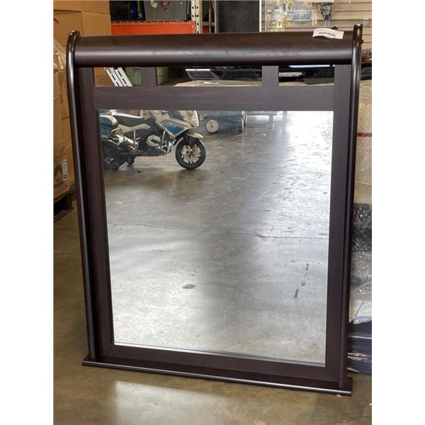 FREESTANDING MIRROR WITH MOUNTING BRACKETS