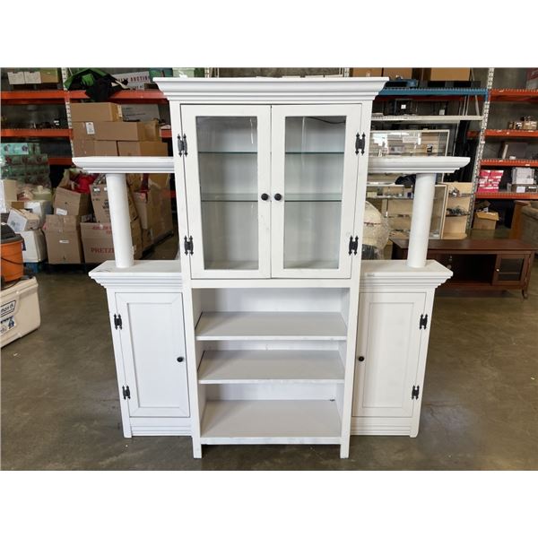 LARGE WHITE DISPLAY SHELF UNIT, SIDE COLUMNS, GLASS DOORS AND LIGHT