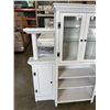 Image 2 : LARGE WHITE DISPLAY SHELF UNIT, SIDE COLUMNS, GLASS DOORS AND LIGHT