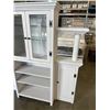 Image 3 : LARGE WHITE DISPLAY SHELF UNIT, SIDE COLUMNS, GLASS DOORS AND LIGHT
