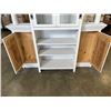 Image 4 : LARGE WHITE DISPLAY SHELF UNIT, SIDE COLUMNS, GLASS DOORS AND LIGHT