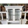 Image 5 : LARGE WHITE DISPLAY SHELF UNIT, SIDE COLUMNS, GLASS DOORS AND LIGHT