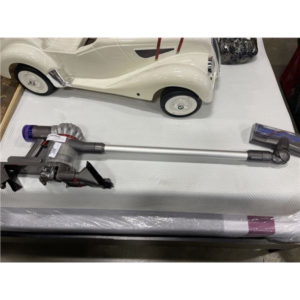 DYSON V7 ADVANCED CORDLESS STICK VACUUM - TESTED WORKING