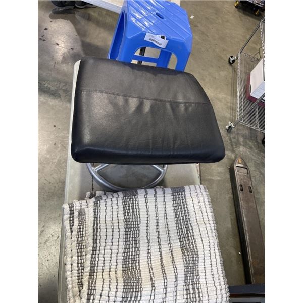 2 STOOLS AND AREA CARPET