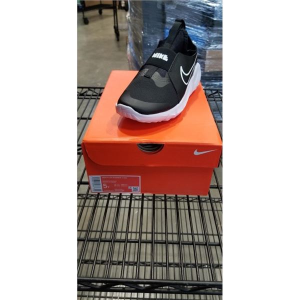 NEW NIKE FLEX RUNNER 2 BLACK / WHITE SIZE 5Y