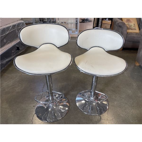 PAIR OF MODERN BAR STOOLS, ONE HAS A SPLIT
