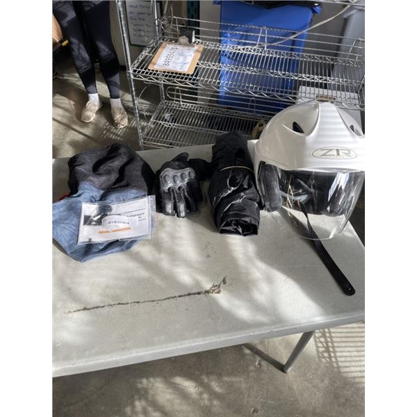 AS NEW Z1R SIZE SMALL MOTORCYCLE HELMET WITH VISOR, SET OF GLOVES AND RAIN PANTS