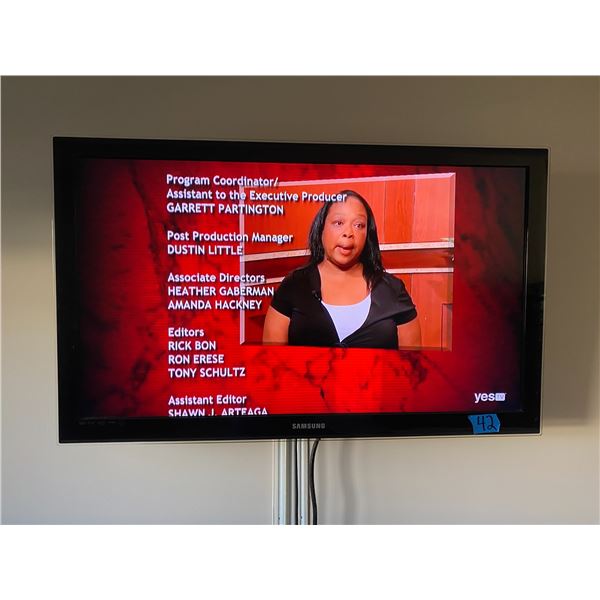 Flat screen TV by Samsung 40"