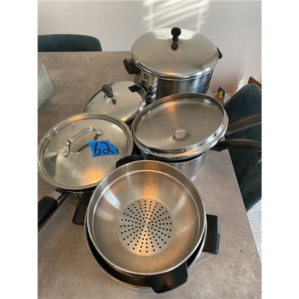 Set of pots and pans