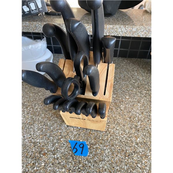 Knife block with assorted knife set