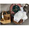 Image 1 : Fully Outfitted Picnic Basket/Other
