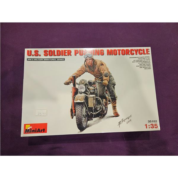 MINIART U.S Soldier pushing Motorcycle