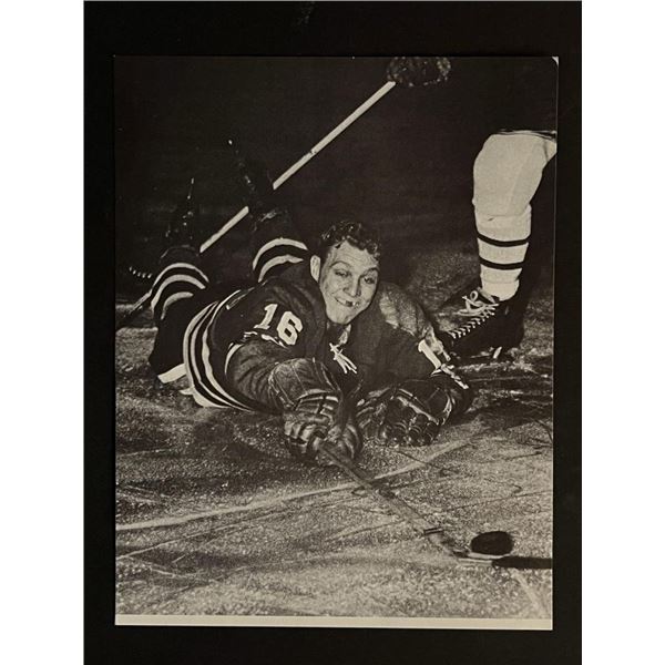 NHL Hall of Famer Chicago Black Hawks Bobby Hull Photo