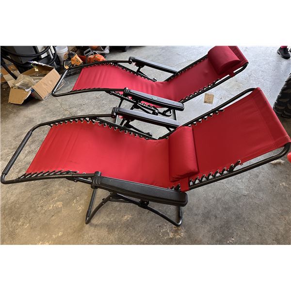 2 Outdoor lounge chairs in red