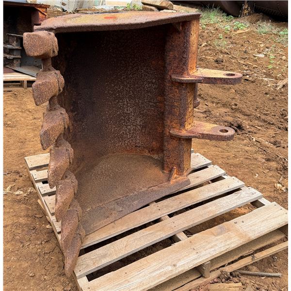 Machine Bucket Attachment w/ Teeth  34"W