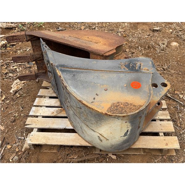 Qty 2 Komatsu Machine Bucket Attachments w/ Teeth 7"W