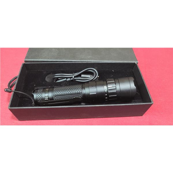 RECHARCHABLE LED FLASHLIGHT 1,000 LUMENS - HAS BELT CLIP