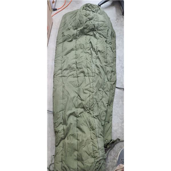 CANADIAN ARMY SLEEPING BAG