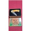 Image 9 : THREE DECORATIVE POCKET KNIVES IN TINS
