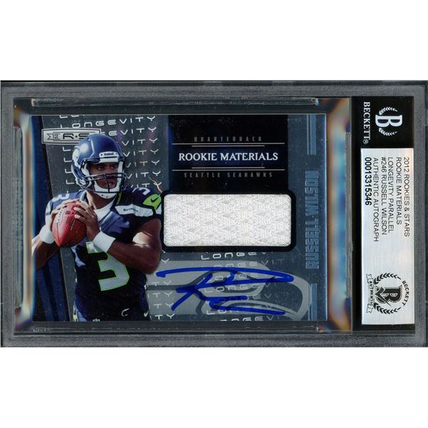 2012 ROKIES & STARS ROOKIE MATERIALS LONGEVITY PARALLEL RUSSEL WILSON SIGNED TRADING CARD - BECKETT