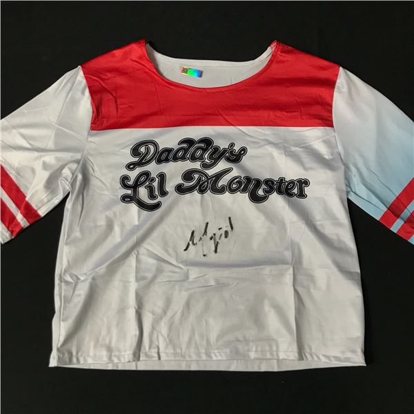 MARGOT ROBBIE SIGNED DADDY'S LIL MONSTER T-SHIRT - CELEBRITY AUTHENTICS COA