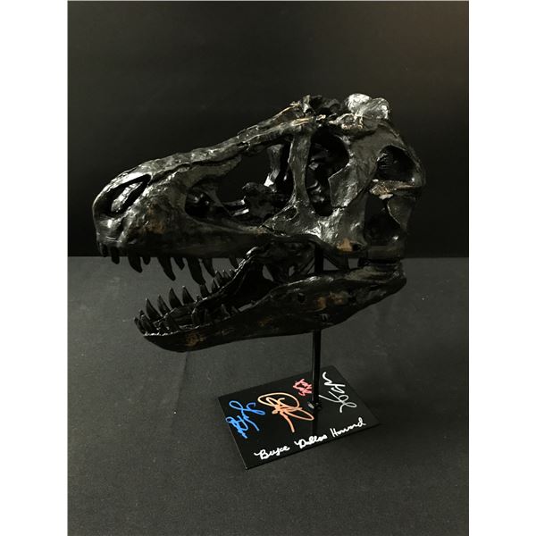 JURASSIC PARK CAST SIGNED T REX RESIN SKULL DISPLAY (PRATT, DERN, HOWARD,NEIL, GOLDBLUM) KB COA