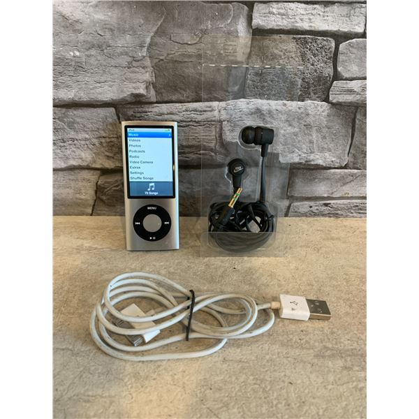 Apple Ipod Nano 5th Gen - 8GB - W Charger & Headphones
