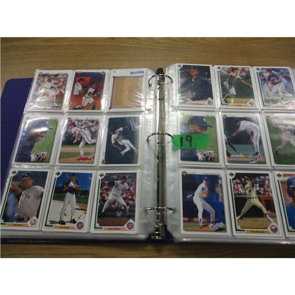 COLLECTABLE:  BINDER C/W MLB BASEBALL CARDS