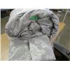 Image 2 : ESTATE:  KING COMFORTER AND 2 PILLOW SHAMS