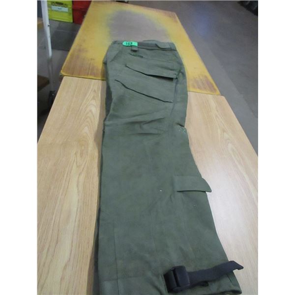 STORE RETURN (AS IS):  GREEN PANTS (SIZE MEDIUM)