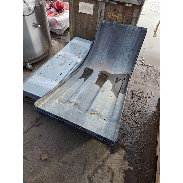 2 Semi Fenders & 1 Metal Bench no Hardware