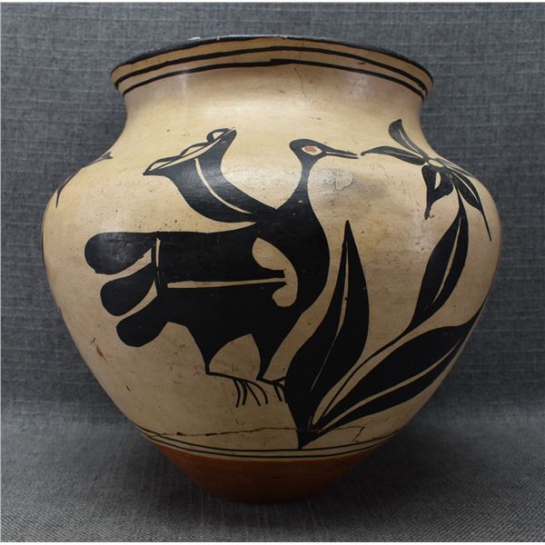 SANTO DOMINGO POTTERY OLLA