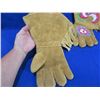 Image 2 : Native American Leather Gloves with Beadwork and Fringes
