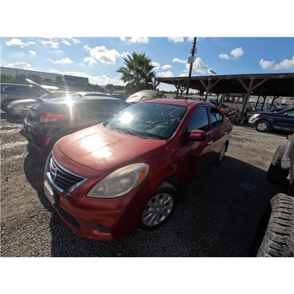 NISSAN VERSA 2013 SALV/T