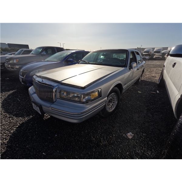 LINC TOWN CAR 1995 T-DONATION