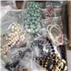Image 4 : 140 Vintage and Retro Necklaces - Variety of Materials